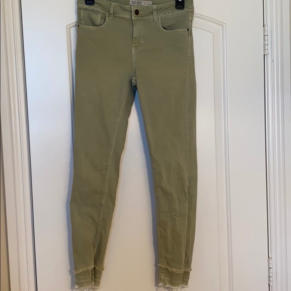 Skinny jeans with ruffle detailing